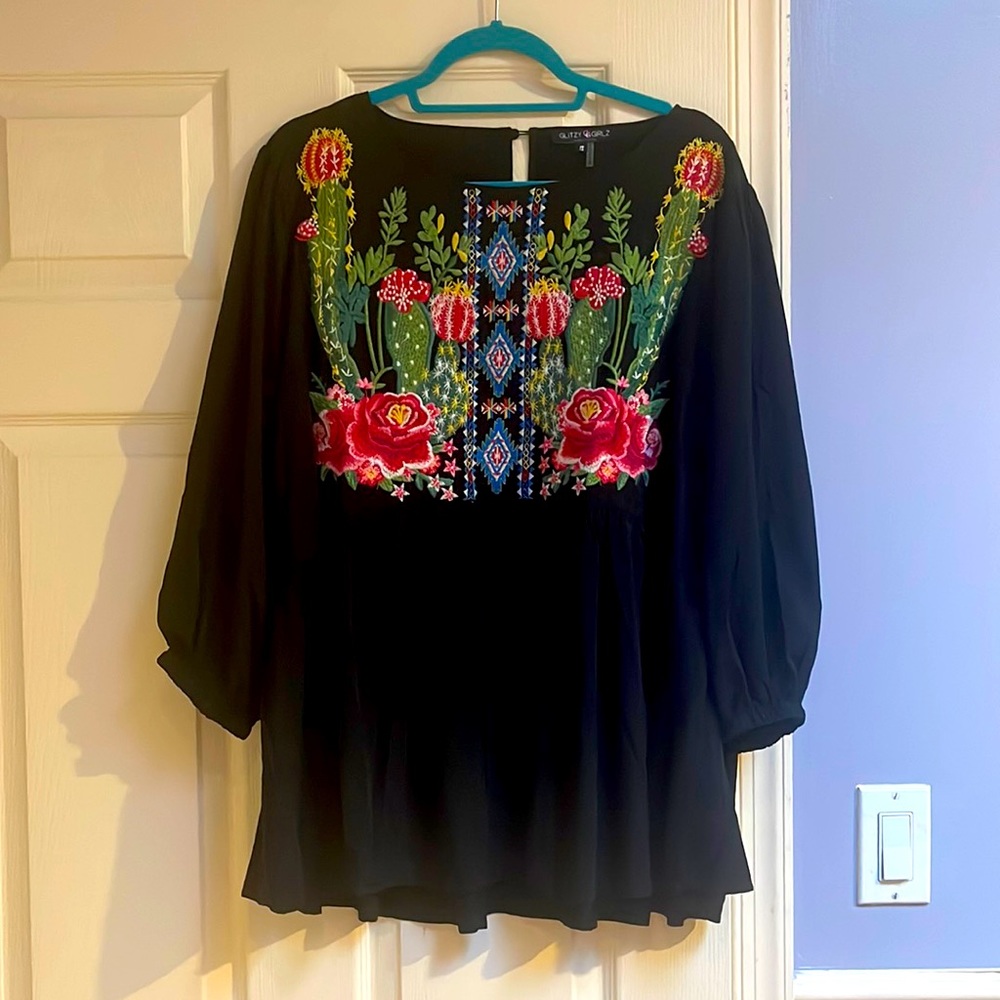 Glitzy Girlz 1x top in black with colorful embroidery